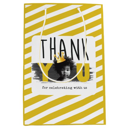 Custom First Birthday Foto Schwarz-weiß gelb Mittlere Geschenktüte (Vorderseite)