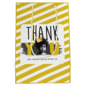 Custom First Birthday Foto Schwarz-weiß gelb Mittlere Geschenktüte (Rückseite)