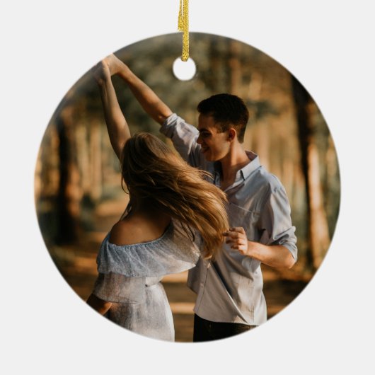 Custom First Christmas Engagement Photo Keepsake Keramik Ornament (Hinten)