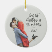 Custom First Christmas Mr. und Mrs. Foto Overlay Keramik Ornament (Hinten)