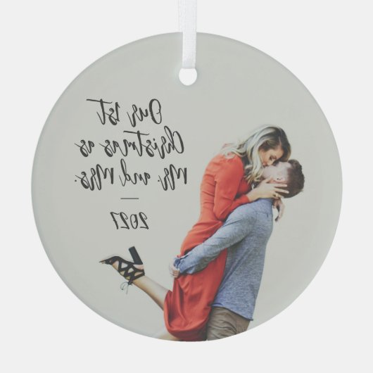 Custom First Christmas Mr. und Mrs. Foto Overlay Ornament Aus Glas (Rückseite)
