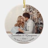 Custom First Christmas verheiratet 2023 Foto Urlau Keramik Ornament (Vorne)