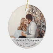 Custom First Christmas verheiratet 2023 Foto Urlau Keramik Ornament (Links)