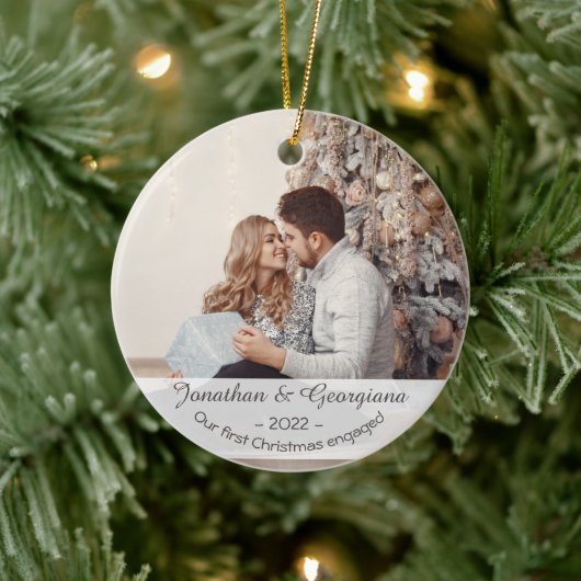 Custom First Christmas verlobt 2022 Foto Urlaub Keramik Ornament (Baum)