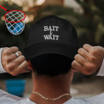 Custom Fishing Gift Bait Wait Design for Anglers Bestickte Baseballkappe<br><div class="desc">Dieses einzigartige "Bait & Wait" Design ist das ideale Geschenk für Angelfreunde, die ihre Zeit am Wasser verbringen und geduldig für diesen großen Fang gewartet haben. Ob Geburtstag, Vatertag, oder einfach nur weil dieses durchdachte Design das Wesen des Fischens mit Spaß und Stil erfasst. Ideal für Angler jeden Alters, von...</div>