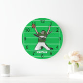 Custom Football Player Touchdown Green und White Große Wanduhr (Zuhause)