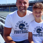 Custom Football Vater Navy Blue und Gold Team<br><div class="desc">Custom Front and Back Football T - Shirt für Vater - im White Design für Fußballdads gezeigt,  verfügt über einen Fußball-Helm mit sportlichem Text,  der für den Mannschaftsnamen,  den Nachnamen des Sohnes und seine Jersey-Nummer angepasst werden kann. Die Farben Gold und Marineblau können individuell angepasst werden.</div>