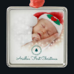 Custom Foto Baby's First Christmas Ornament Aus Metall<br><div class="desc">Personalisieren Sie Ihr eigenes Baby-Foto zu diesem Urlaubssornament für die ersten Weihnachten des Babys und fügen Sie Ihren Babynamen in diese niedliche Schrift ein. Machen Sie es zu einem Erbe,  jahrelang zu halten. Dieses Baby trägt eine Weihnachtsmannmütze. kleidet das Baby für den Urlaub,  um Ihr individuelles Foto zu kreieren.</div>