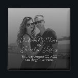 Custom Foto Black and White Wedding Magnet<br><div class="desc">Dieser moderne Magnet für Hochzeitsfestspiele oder Verlobungen verfügt über ein Schwarzweißfoto des Ehepaares im Hintergrund,  das Sie durch Ihr eigenes Foto ersetzen können. Ein schwarzer Farbverlauf erstreckt sich vom unteren Teil.</div>