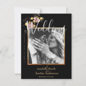 Custom Foto Black Floral Gold Script Hochzeit Einladung (Vorderseite)