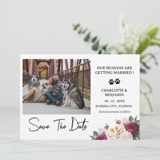 Custom Foto Burgundy Floral Dog Thema Save The Date (Stehend Vorderseite)