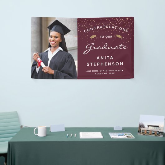 Custom Foto Burgundy White Script Gold Abschluss Banner (Messeveranstaltung)