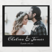 Custom Foto Calligraphy Black Wedding Verlobung Alkoholflaschenetikett (Einzelnes Label)
