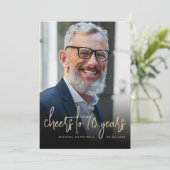 Custom Foto Cheers 70. Geburtstagsparty Einladung (Stehend Vorderseite)