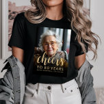 Custom Foto Cheers 80. Geburtstagsparty Tri-Blend Shirt<br><div class="desc">Dieser T - Shirt der 80. Geburtstagsfeier präsentiert den Ehrengast mit einem vergoldeten Textüberlagerungsstück. Das Wort "jubeln" erscheint in eleganter goldfarbener Kalligraphie-Schrift, gefolgt von "bis 80 Jahre" und dem Ehrengast und Geburtstag in serifenlosen Sans-Schriftart. Ein dunkler Bildschirm hilft, den Text-Pop zu machen. Eine tolle Art, jemanden zu feiern, der achtzig...</div>