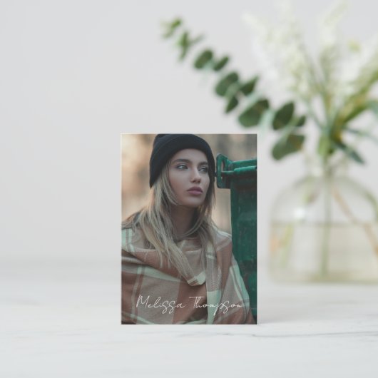 Custom Foto Chic Script Typografy Fotograf Visitenkarte (Stehend Vorderseite)