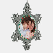 Custom Foto Elegant Holly Wreath Schneeflocken Zinn-Ornament (Links)