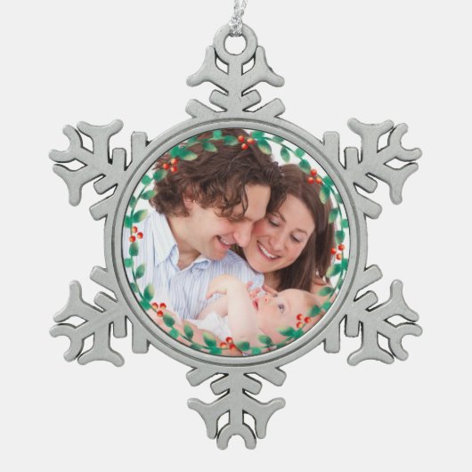 Custom Foto Elegant Holly Wreath Schneeflocken Zinn-Ornament (Vorderseite)