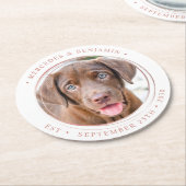 Custom Foto Elegante Rose Gold Persönliche Hochzei Runder Pappuntersetzer (Angewinkelt)