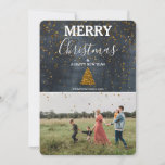 Custom Foto Family Christmas Card<br><div class="desc">Ein wunderschönes Weihnachtskartendesign,  das mit Ihrem Foto und Ihrer Familie individuell gestaltet werden kann. Golden Xmas Schnee überlappen die rustikale Tafel und Ihr Foto.</div>