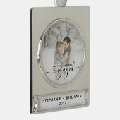 Custom Foto First Christmas Verlobt Black Script Banner-Ornament Silber (Rechts)