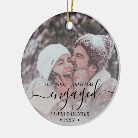 Custom Foto First Christmas Verlobt Black Script Keramik Ornament (Links)
