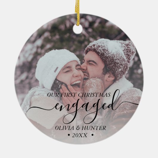 Custom Foto First Christmas Verlobt Black Script Keramik Ornament (Hinten)
