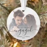 Custom Foto First Christmas Verlobt Black Script Ornament<br><div class="desc">Gedenken Sie Ihre Verlobung mit diesem schönen modernen Sakraldekor. Der schwarze Text lautet "Unser erstes Weihnachten verlobt", mit dem Wort "verlobt" in eleganter Handschrift mit Schnörkeln vor und nach. Ersetzen Sie das Beispielbild durch Ihr Lieblings-Foto, und fügen Sie Ihre Namen und das Jahr hinzu. Mithilfe eines Farbverlaufsefilters wird der Text-Pop...</div>