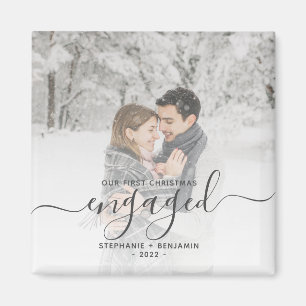 Custom Foto First Christmas Verlobt Grau Script Magnet