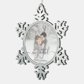Custom Foto First Christmas Verlobt Grau Script Schneeflocken Zinn-Ornament (Rechts)