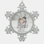Custom Foto First Christmas Verlobt Grau Script Schneeflocken Zinn-Ornament (Vorderseite)