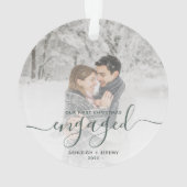 Custom Foto First Christmas Verlobt Green Script Ornament (Rückseite)