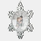 Custom Foto First Christmas Verlobt Green Script Schneeflocken Zinn-Ornament (Rechts)