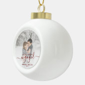 Custom Foto First Christmas Verlobt Red Script Keramik Kugel-Ornament (Rechts)