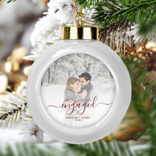 Custom Foto First Christmas Verlobt Red Script Keramik Kugel-Ornament