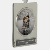 Custom Foto First Christmas Verlobt White Script Banner-Ornament Silber (Rechts)