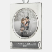 Custom Foto First Christmas Verlobt White Script Banner-Ornament Silber (Links)