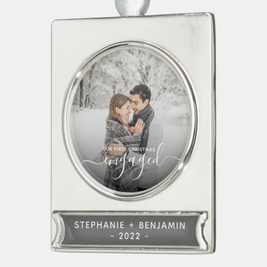 Custom Foto First Christmas Verlobt White Script Banner-Ornament Silber (Links)
