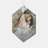 Custom Foto First Christmas Verlobt White Script Ornament Aus Glas (Vorderseite Links)