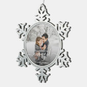 Custom Foto First Christmas Verlobt White Script Schneeflocken Zinn-Ornament (Rechts)