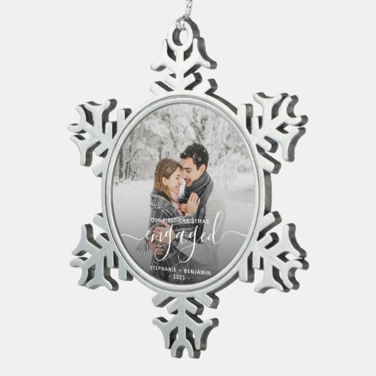Custom Foto First Christmas Verlobt White Script Schneeflocken Zinn-Ornament (Rechts)