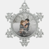 Custom Foto First Christmas Verlobt White Script Schneeflocken Zinn-Ornament (Vorderseite)
