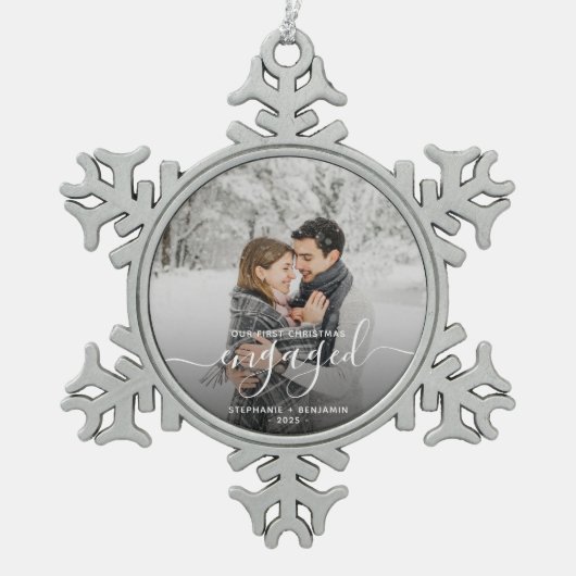 Custom Foto First Christmas Verlobt White Script Schneeflocken Zinn-Ornament (Vorderseite)
