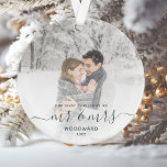 Custom Foto First Verheiratet Christmas Green Scri Ornament<br><div class="desc">Erinnern Sie sich an das erste Weihnachtsfest Ihrer Ehe mit diesem schönen modernen Sake-Ornament. Der dunkelkieferngrüne Text lautet "Unsere ersten Weihnachten als Mr. & Mrs." mit den Worten "Mr. & Mrs." in eleganter Handschrift mit Schnörkeln vor und nach. Ersetzen Sie das Beispielbild durch Ihr Lieblings-Foto, und fügen Sie Ihren Nachnamen...</div>