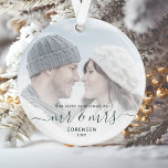 Custom Foto First Verheiratet Christmas Green Scri Ornament<br><div class="desc">Erinnern Sie sich an das erste Weihnachtsfest Ihrer Ehe mit diesem schönen modernen Sake-Ornament. Der dunkelkieferngrüne Text lautet "Unsere ersten Weihnachten als Mr. & Mrs." mit den Worten "Mr. & Mrs." in eleganter Handschrift mit Schnörkeln vor und nach. Ersetzen Sie das Beispielbild durch Ihr Lieblings-Foto, und fügen Sie Ihren Nachnamen...</div>