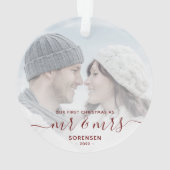 Custom Foto First Verheiratet Christmas Red Script Ornament (Rückseite)