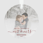 Custom Foto First Verheiratet Christmas Red Script Ornament (Rückseite)
