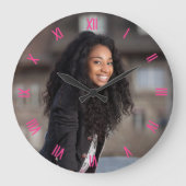 Custom Foto Fuchsia Rosa römische Zahlen Große Wanduhr (Vorderseite)