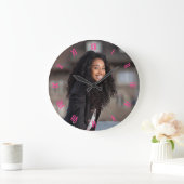 Custom Foto Fuchsia Rosa römische Zahlen Große Wanduhr (Zuhause)