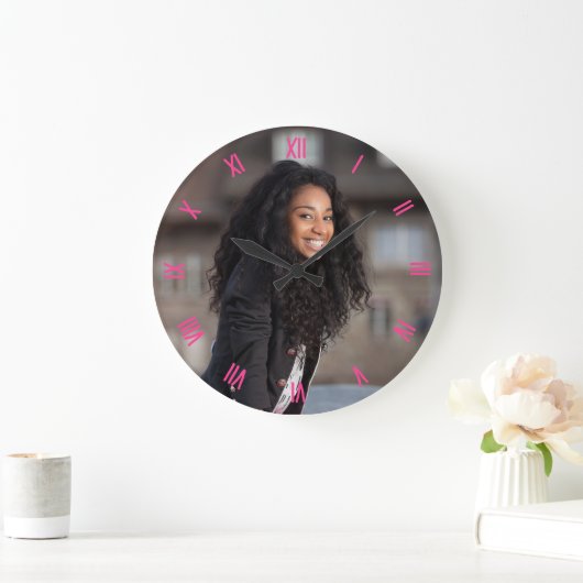 Custom Foto Fuchsia Rosa römische Zahlen Große Wanduhr (Zuhause)